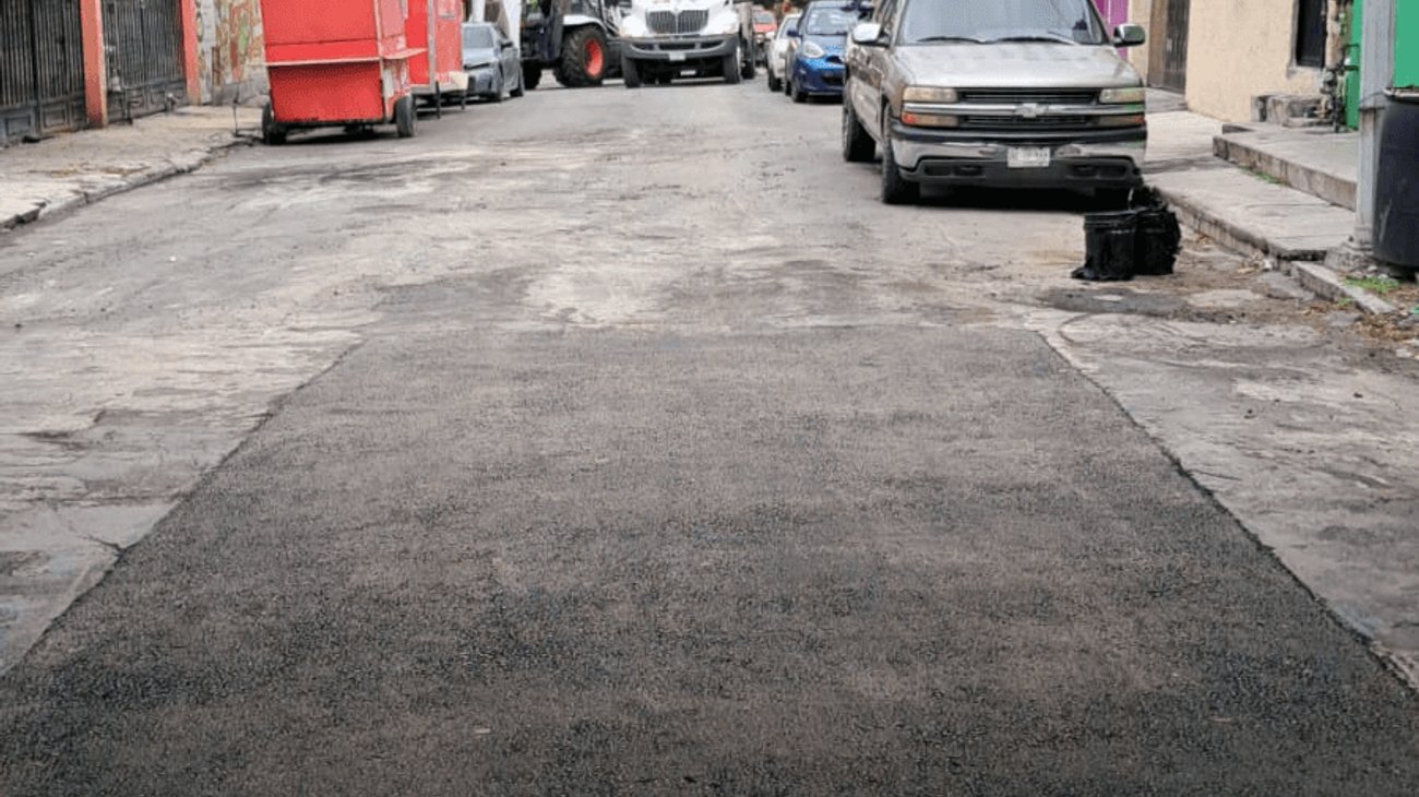 Monterrey repara peligroso bache tras denuncia vecinal