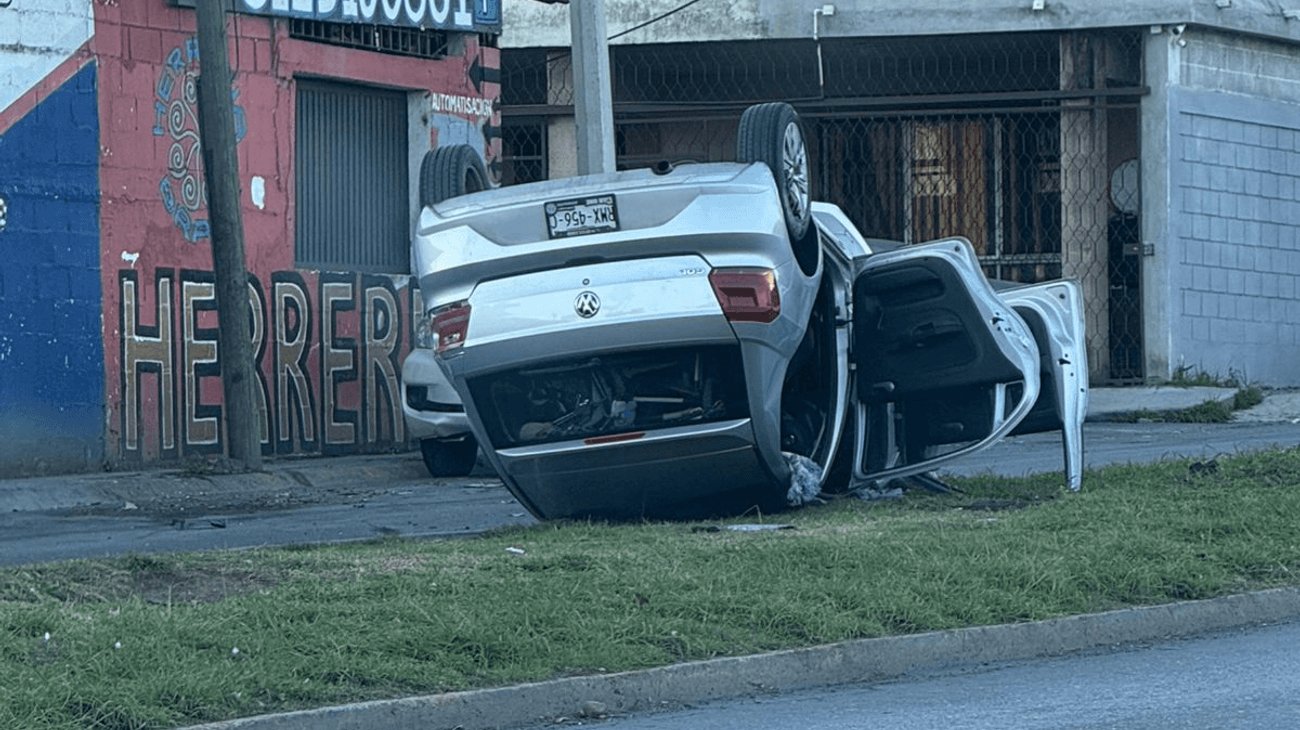 Conductora pierde el control y vuelca en avenida Alfonso Reyes 