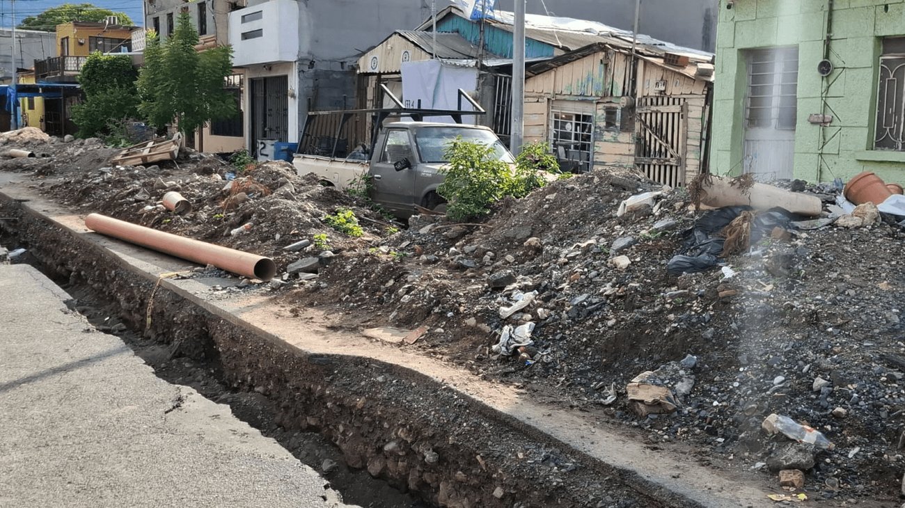 Zanja inconclusa por obras de drenaje afecta a vecinos