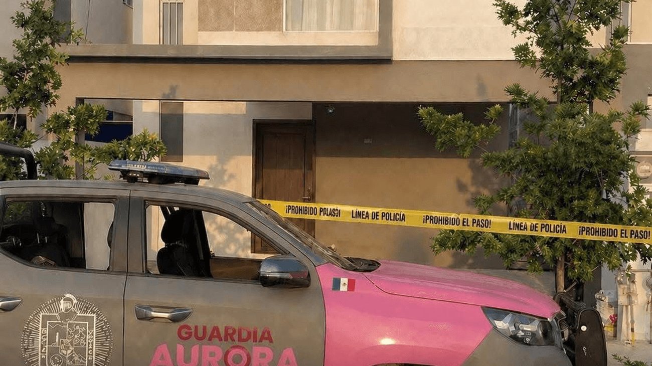 Muere niño al estrellarse contra puerta de cristal