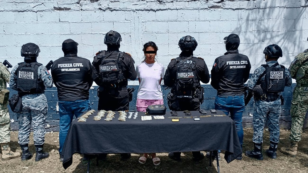 Detienen a mujer con equipo bélico en Cadereyta