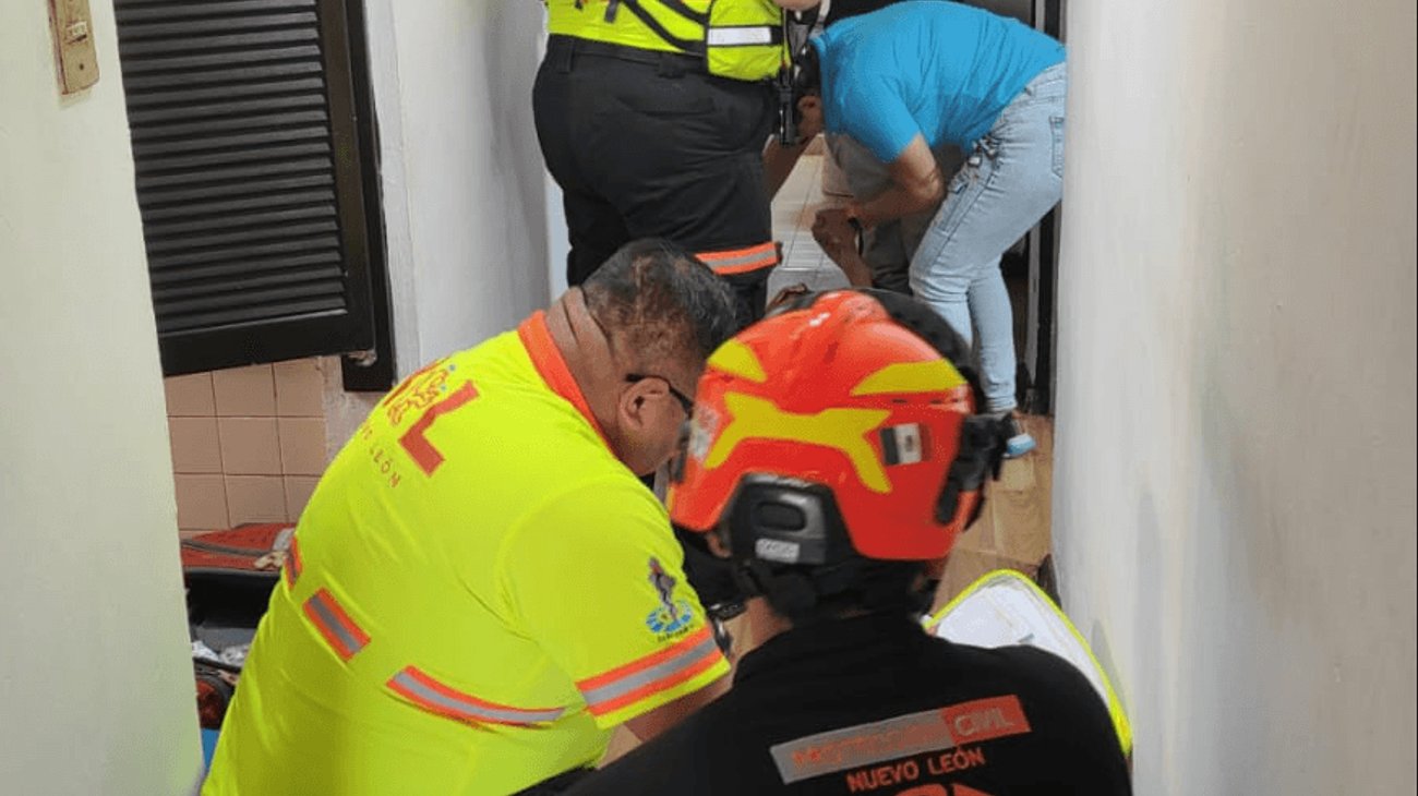 Adulto mayor resulta lesionado tras sufrir una caída en Monterrey