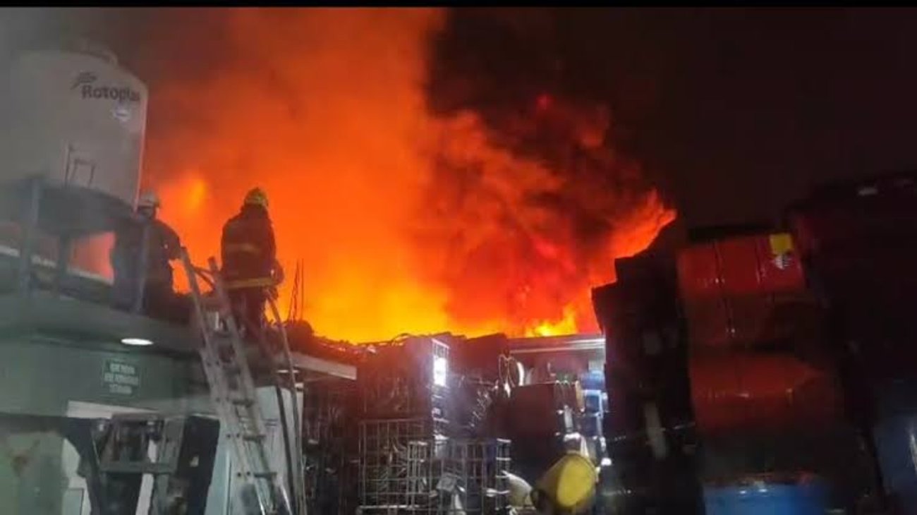 Incendio consume bodega de químicos en Acolman, Edomex