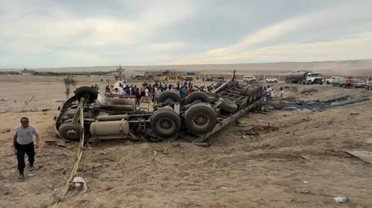 Choque entre miniván y un camión deja siete muertos en Lima