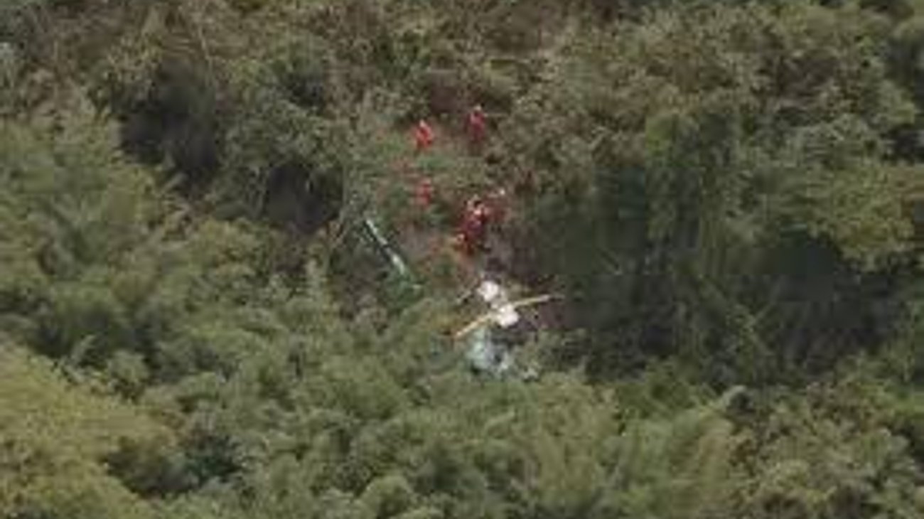 Mueren cuatro al caer helicóptero en zona boscosa de Río