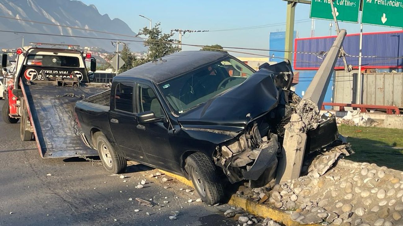 Impacta camioneta contra poste de la CFE en Av. Rangel Frías