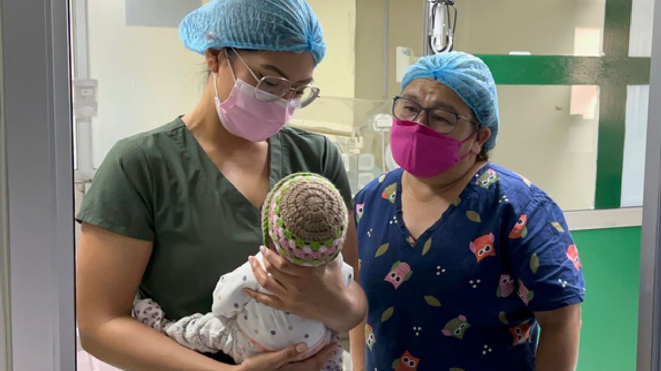 Salvan vida de recién nacida que fue apuñalada por su madre