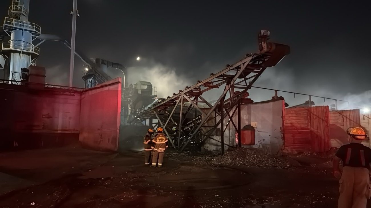Incendio consume chatarrera y maquinaria en Apodaca