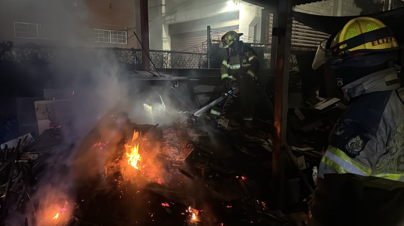 Incendio consume residuos de madera en carpintería de Monterrey