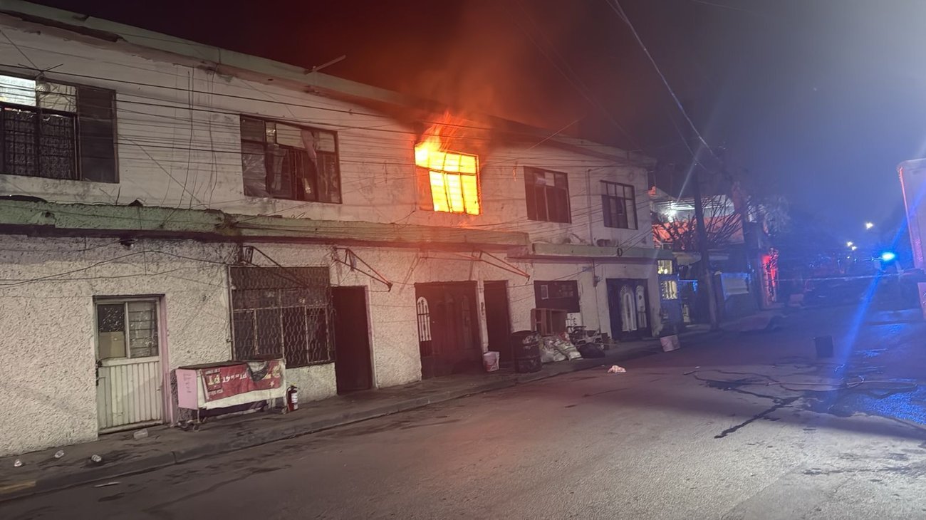 Incendio consume cuartos de renta en vecindad de Monterrey