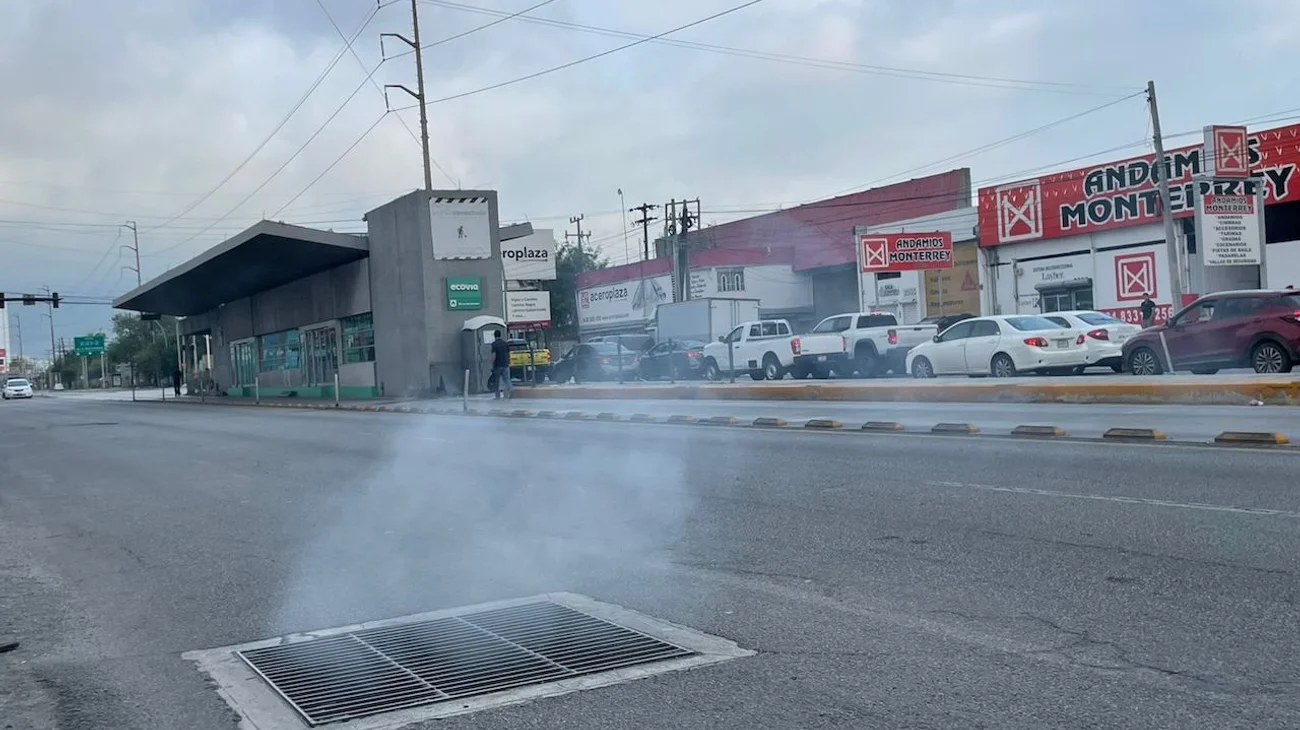 Alerta quema de basura al salir humo por alcantarillas