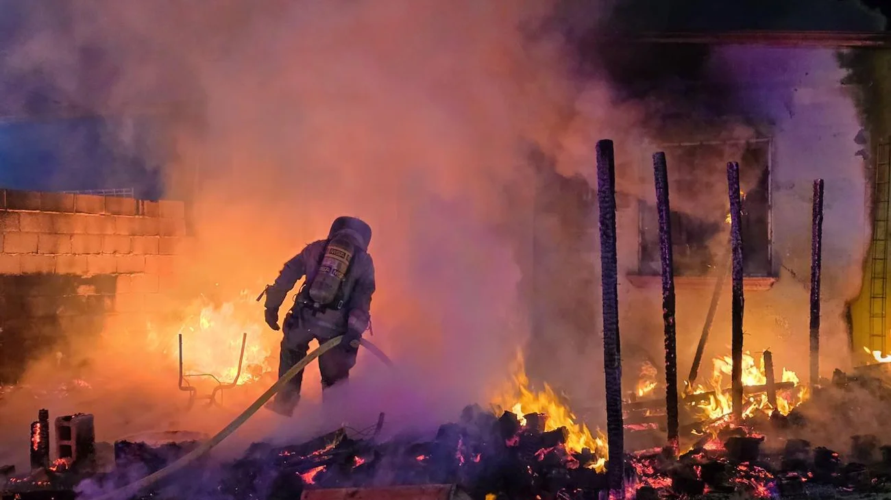 Combate PC incendio en una casa deshabitada en Analco