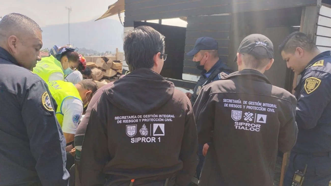 Mueren al menos seis personas tras incendio en anexo en la CDMX