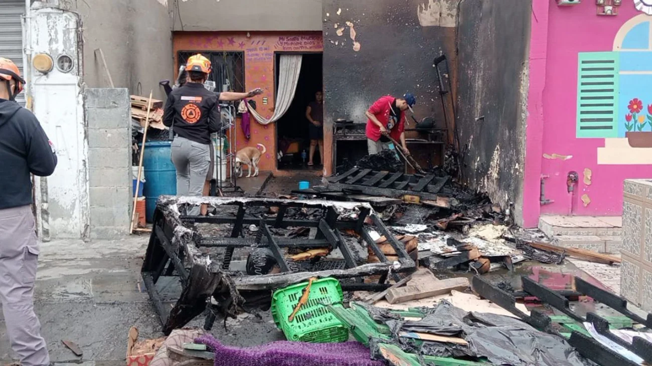 Provocan incendio por una brasa; se incendia casa en Apodaca