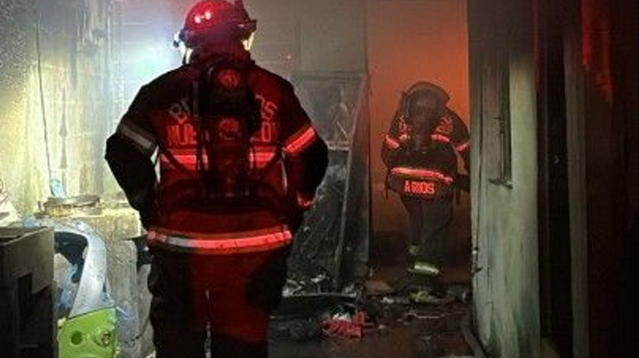 Incendio consume acumulamiento de muebles y basura en vivienda 
