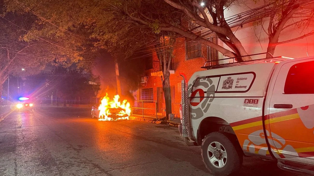 Se incendia vehículo en el Centro de Monterrey