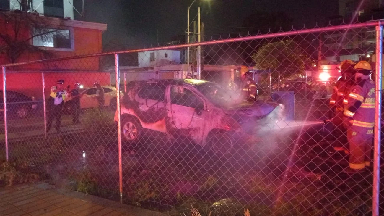 Provoca presunto corto circuito incendio de auto en la Del Valle