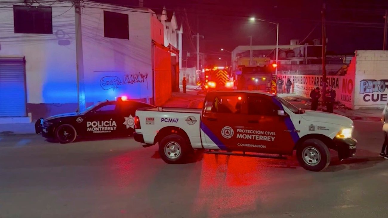 Se incendia vehículo al interior de motel abandonado