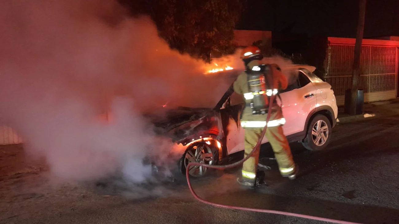 Incendia presunto pirómano dos vehículos en Ramos Arizpe