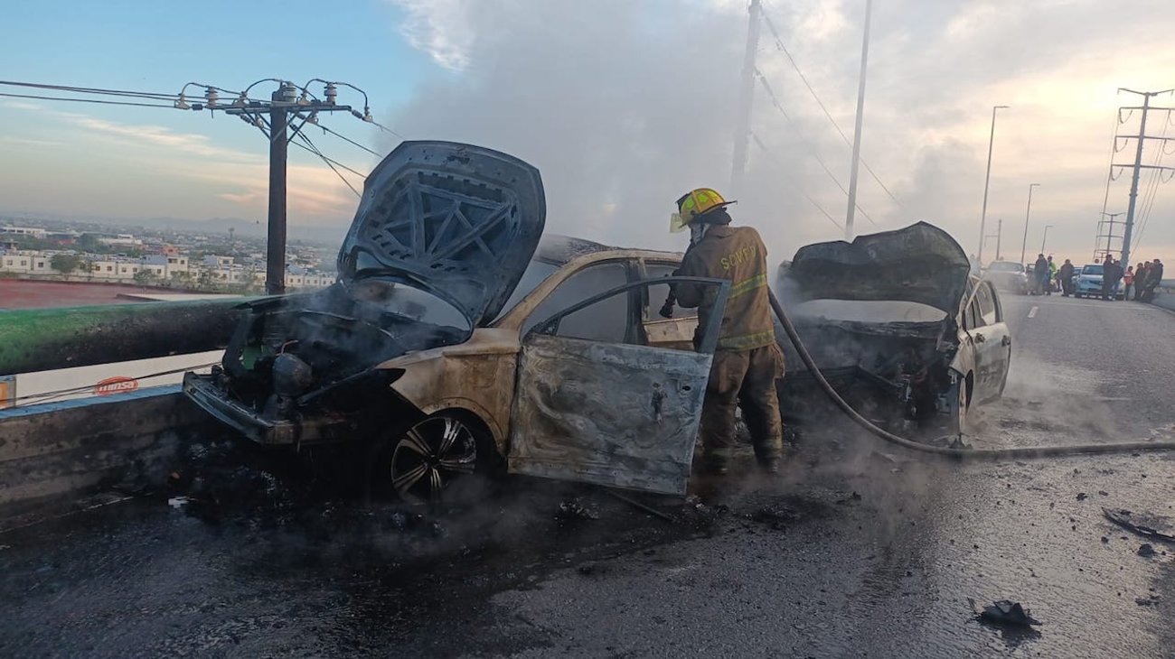 Chocan y se incendian dos autos en avenida Sendero