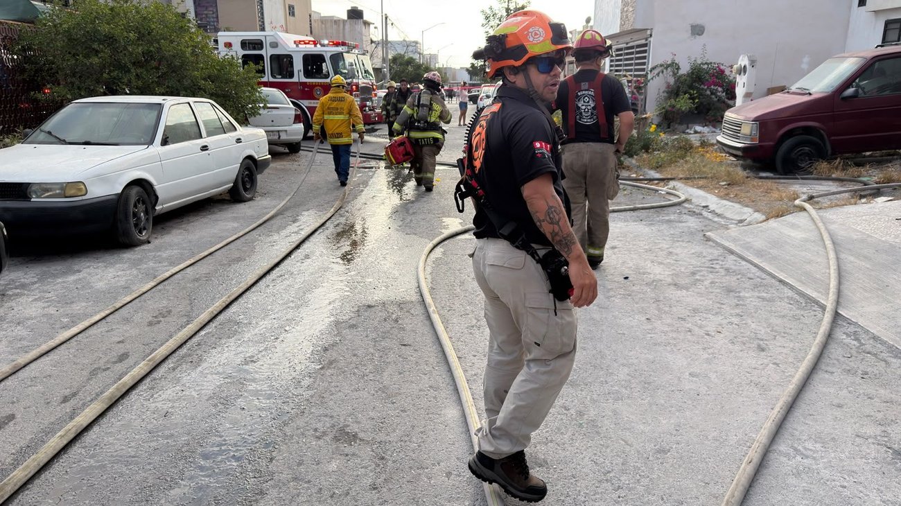 Incendio en terreno baldío se extiende y daña dos viviendas