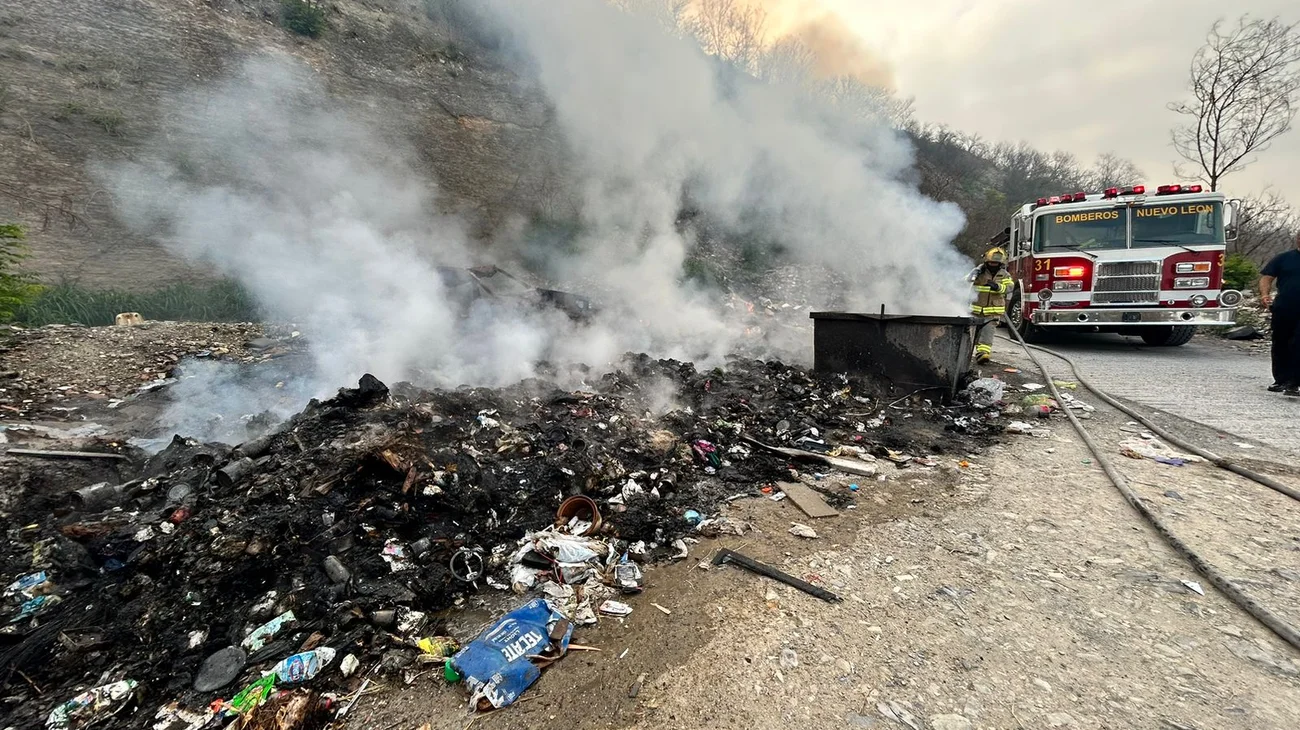 Arde tiradero de basura en el Cerro de la Campana