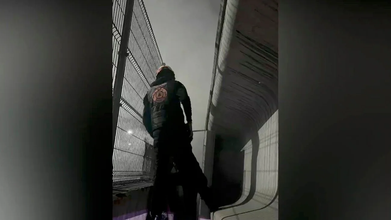 Se incendia basura cerca de vías de Línea 2 del Metro