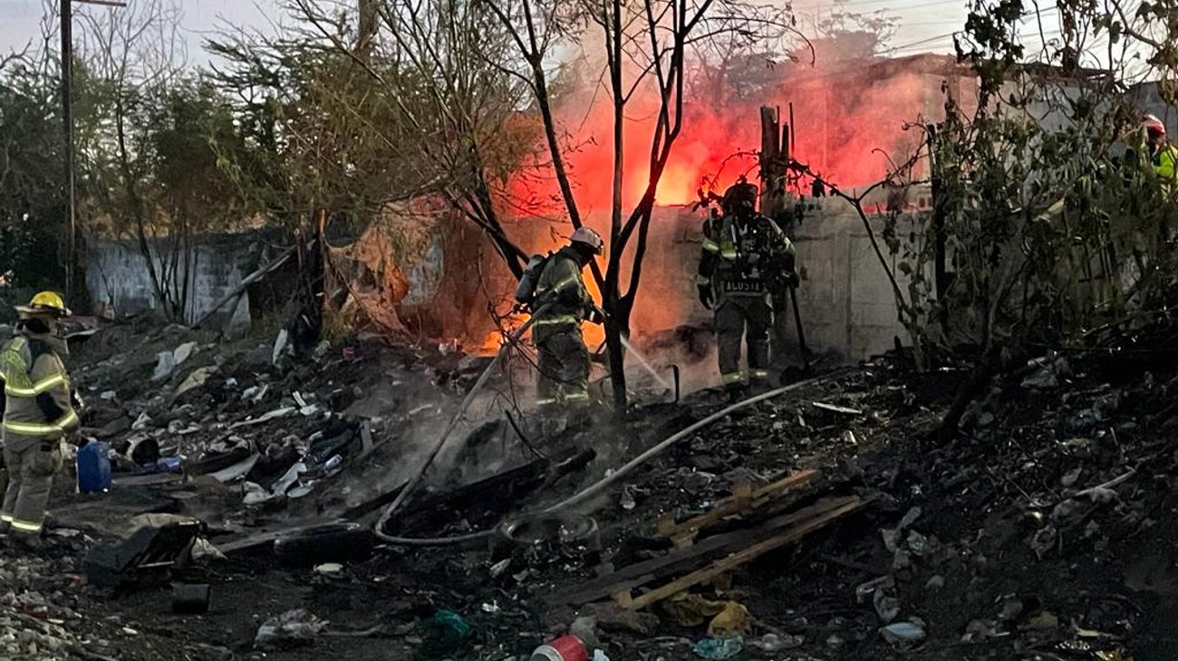 Incendio de basura moviliza a bomberos en la Col. Industrial
