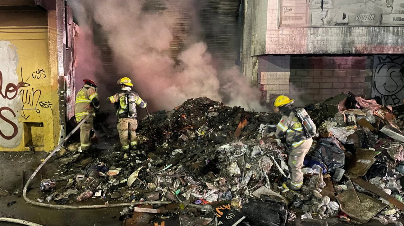 Alarma incendio afuera de construcción abandonada