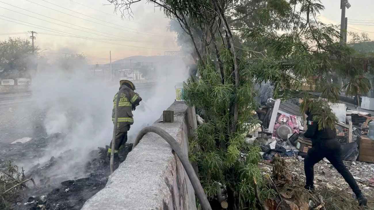Incendio de basura en vías del tren moviliza a autoridades