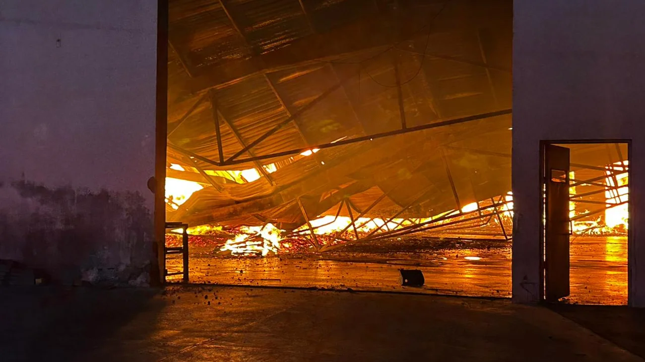 Incendio en bodega provoca el colapso de techo