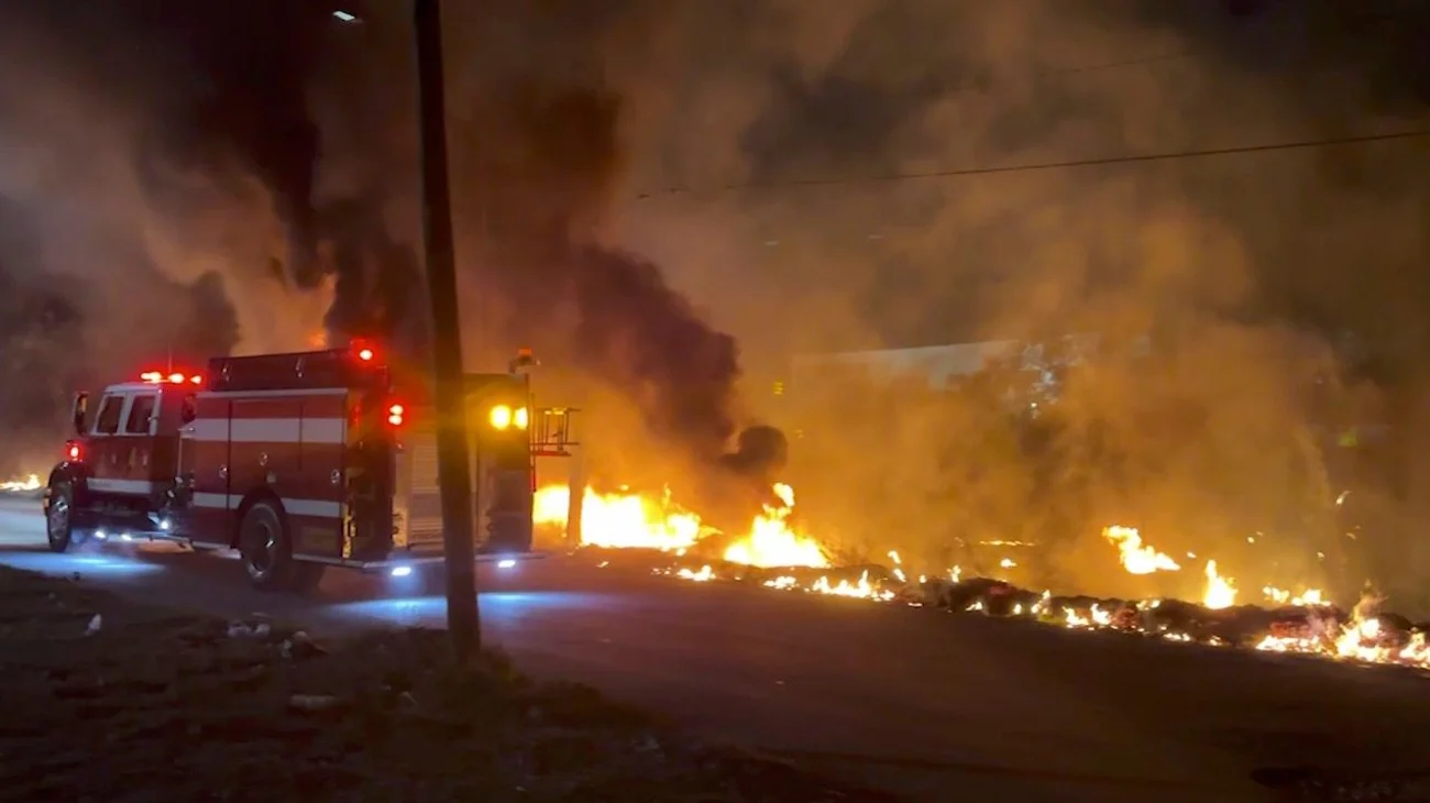 Provocan incendios en baldíos evacuación de 15 personas 