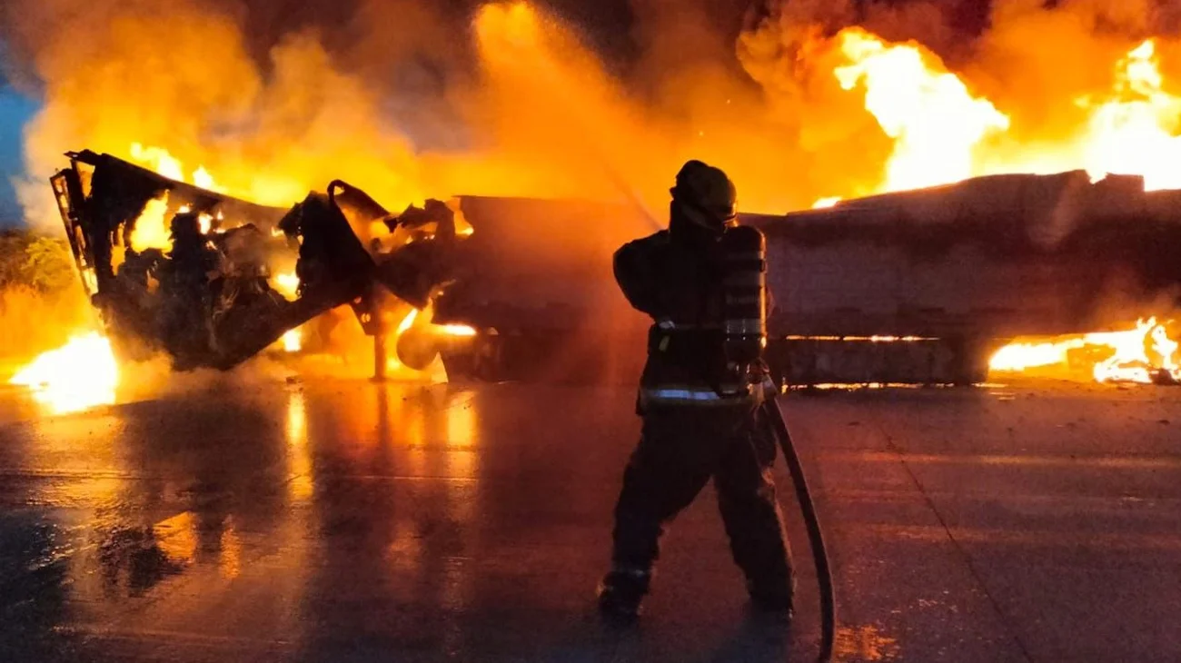 Arde caja de tractocamión en la carretera Allende-Cadereyta