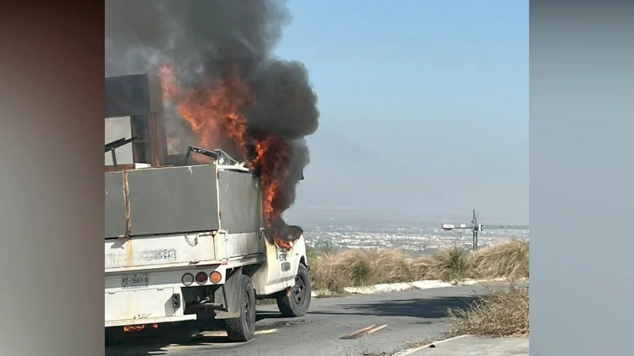 Se incendia camión que transportaba muebles en Cumbres del Sol