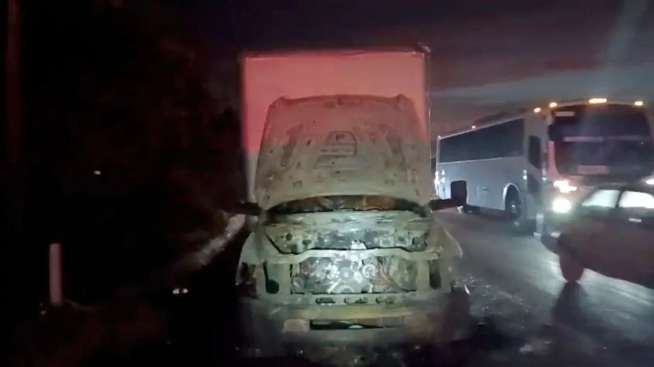 Provoca falla eléctrica incendio de camión en el Libramiento