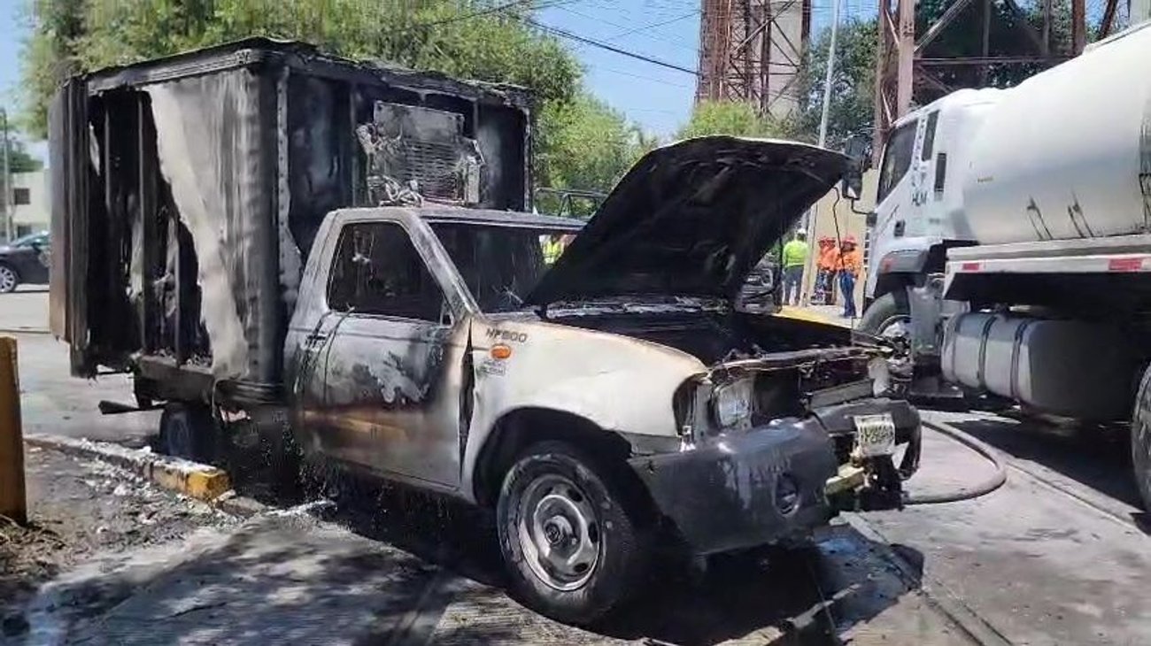 Se incendia camión que transportaba pollo en Monterrey