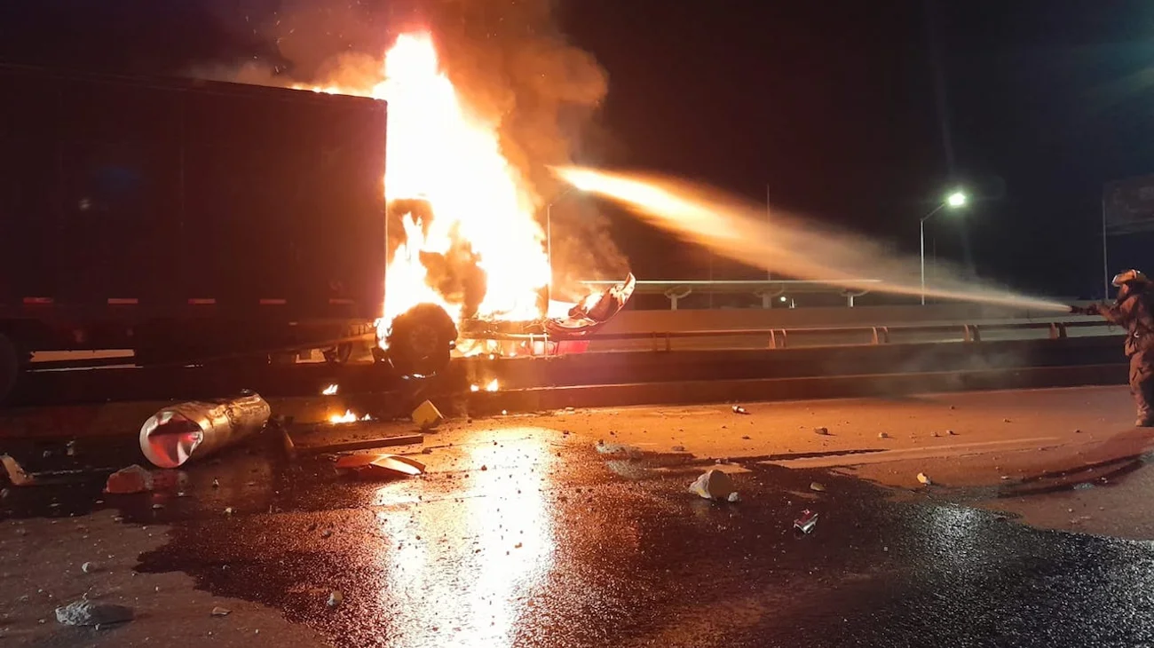 Se incendia tractocamión tras chocar contra muro de contención