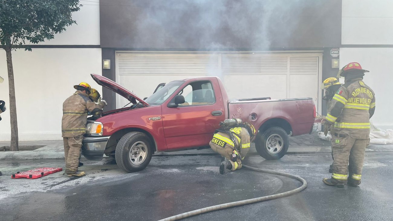 Se incendia camioneta en Privada Roma de Monterrey