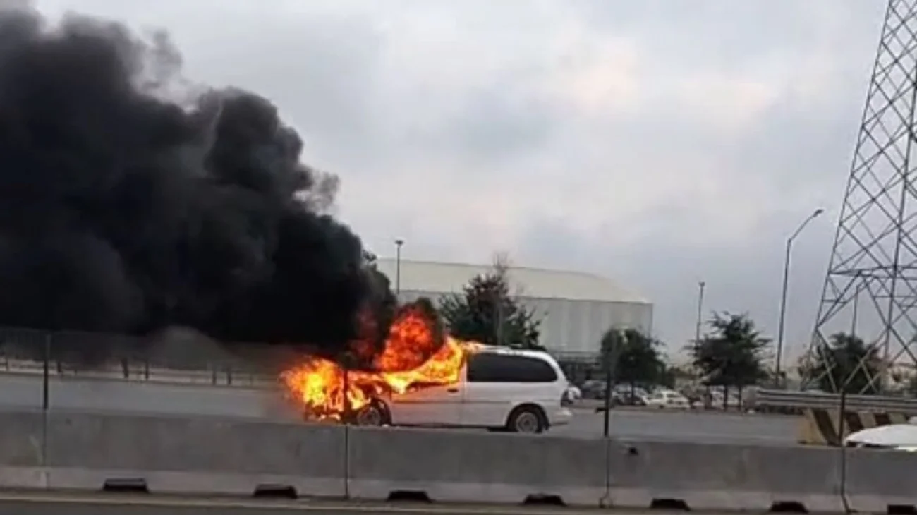 Se incendia camioneta en el Libramiento Noroeste en García