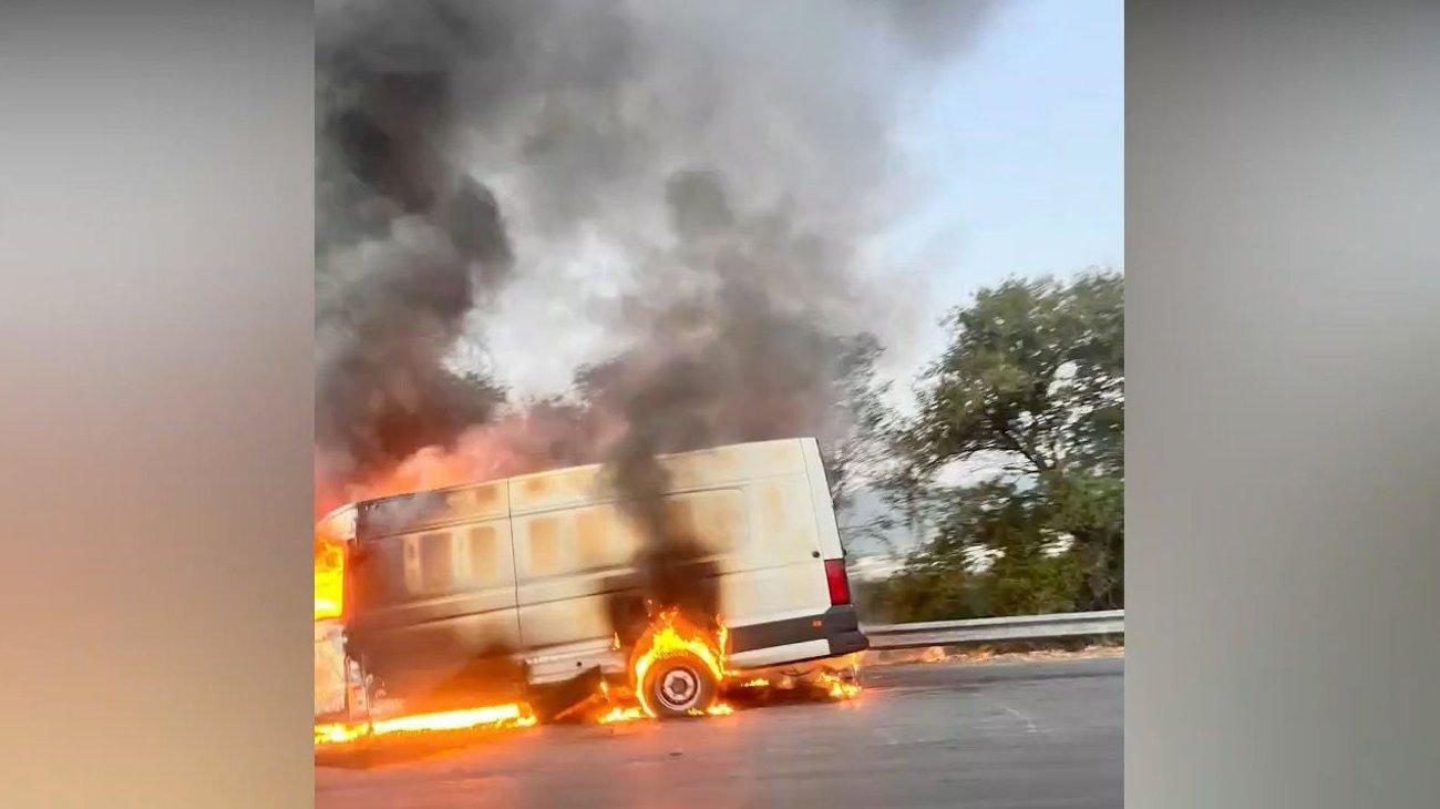 Se incendia camioneta; conductor resulta ileso