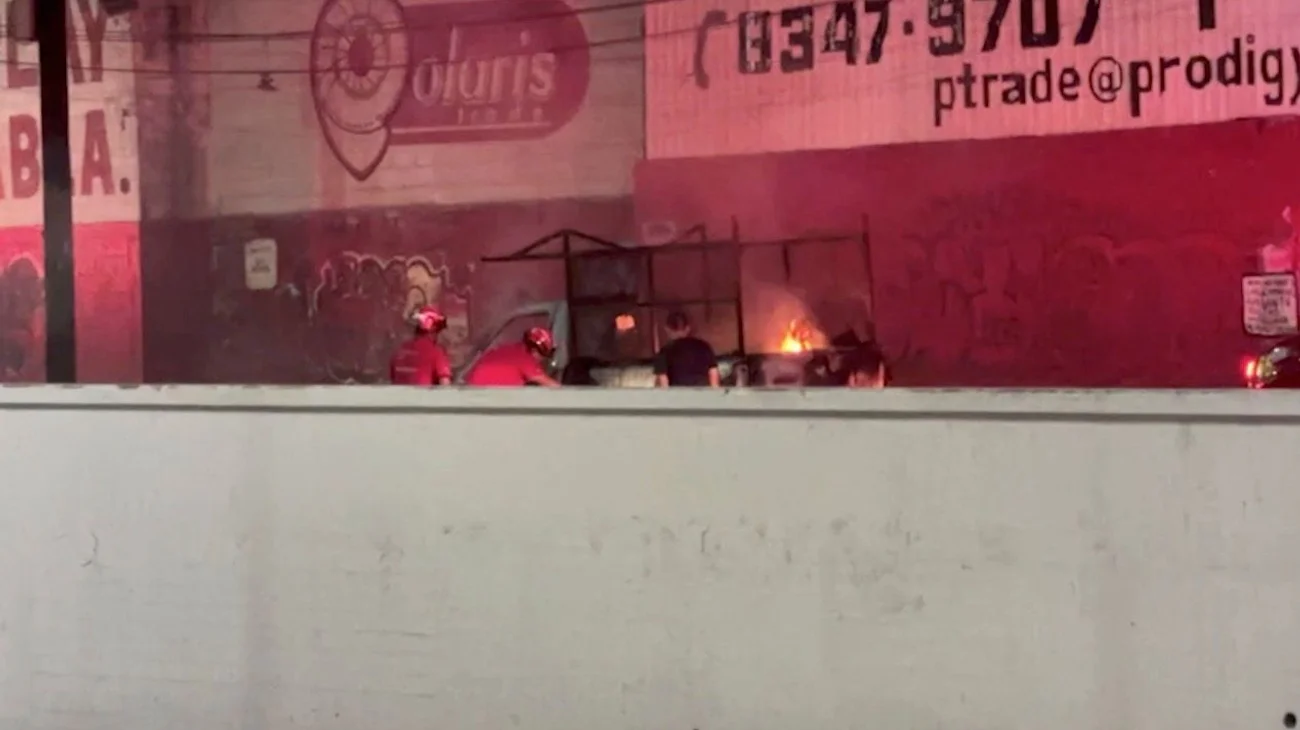 Se incendia camioneta abandonada en el Centro de Monterrey