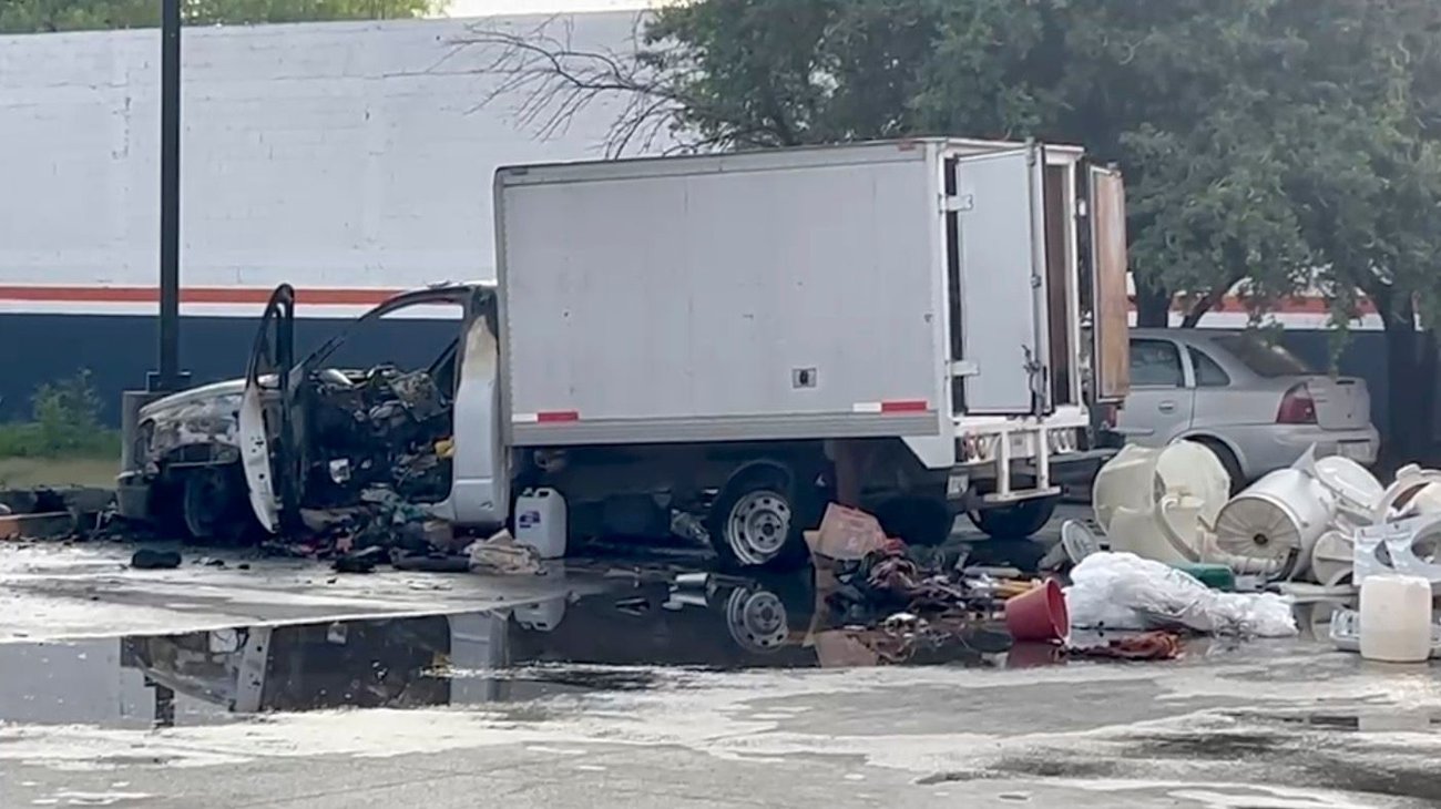 Prende fuego a camioneta hombre en condición de calle