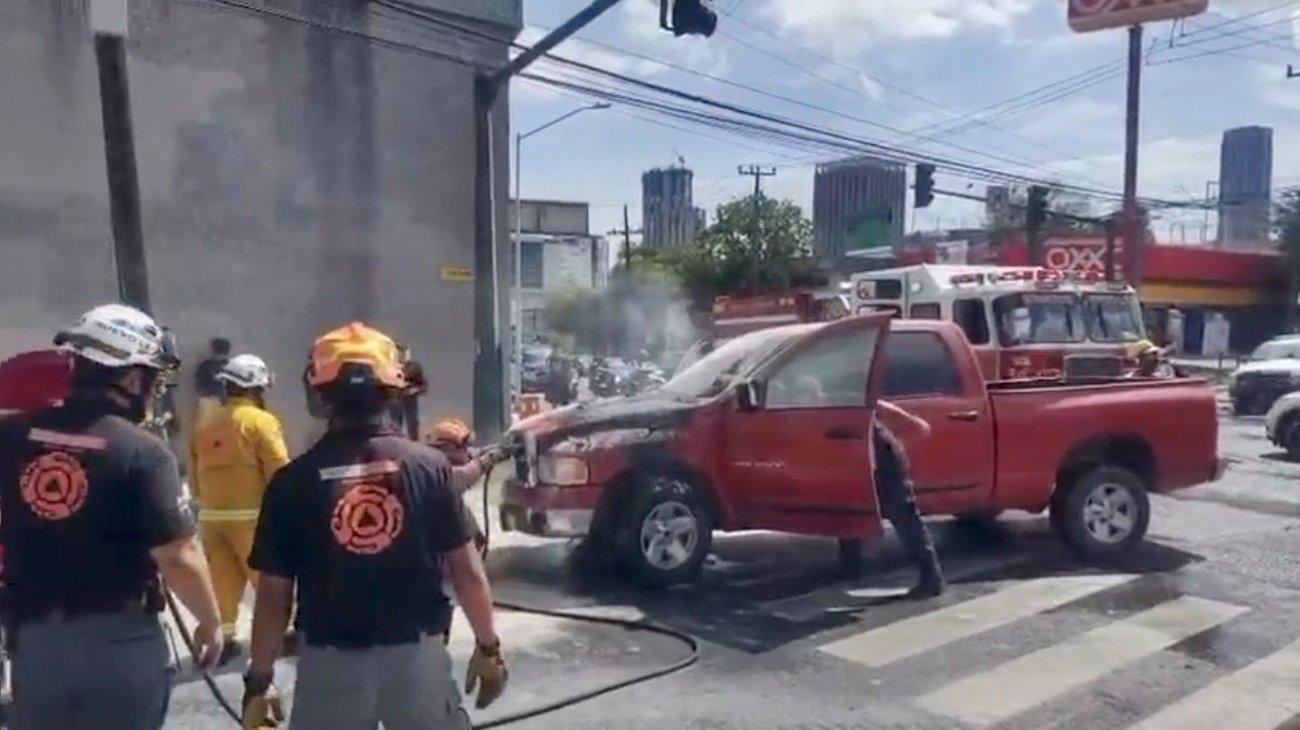 Se incendia camioneta tras choque en cruce de Morones Prieto