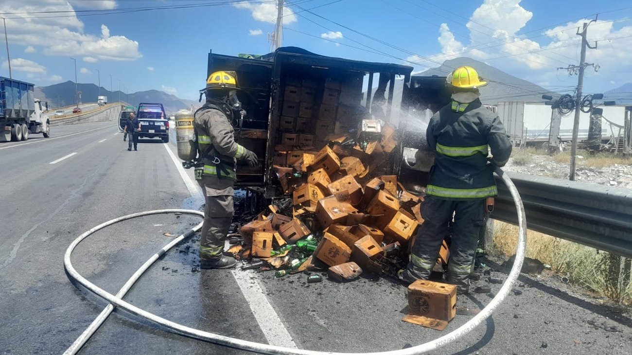 Incendio de camioneta moviliza a bomberos de Ramos Arizpe