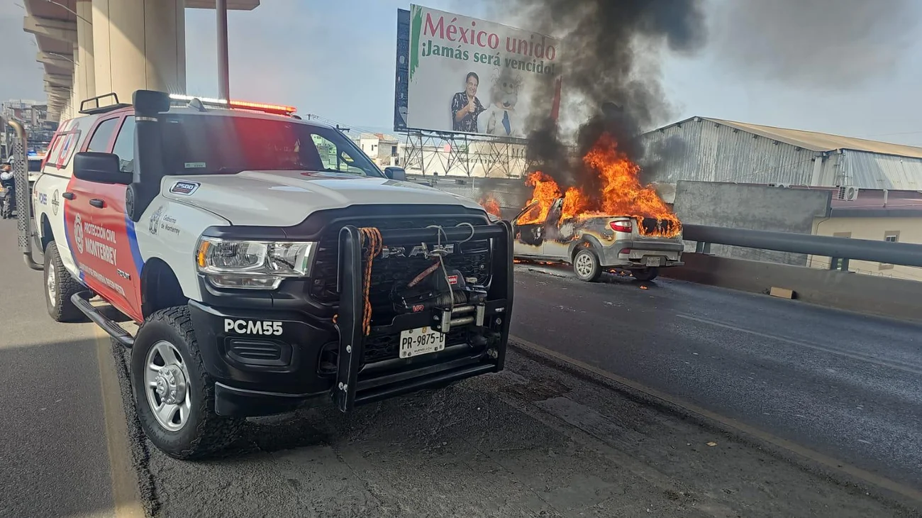 Arde vehículo en llamas en avenida Félix U. Gómez