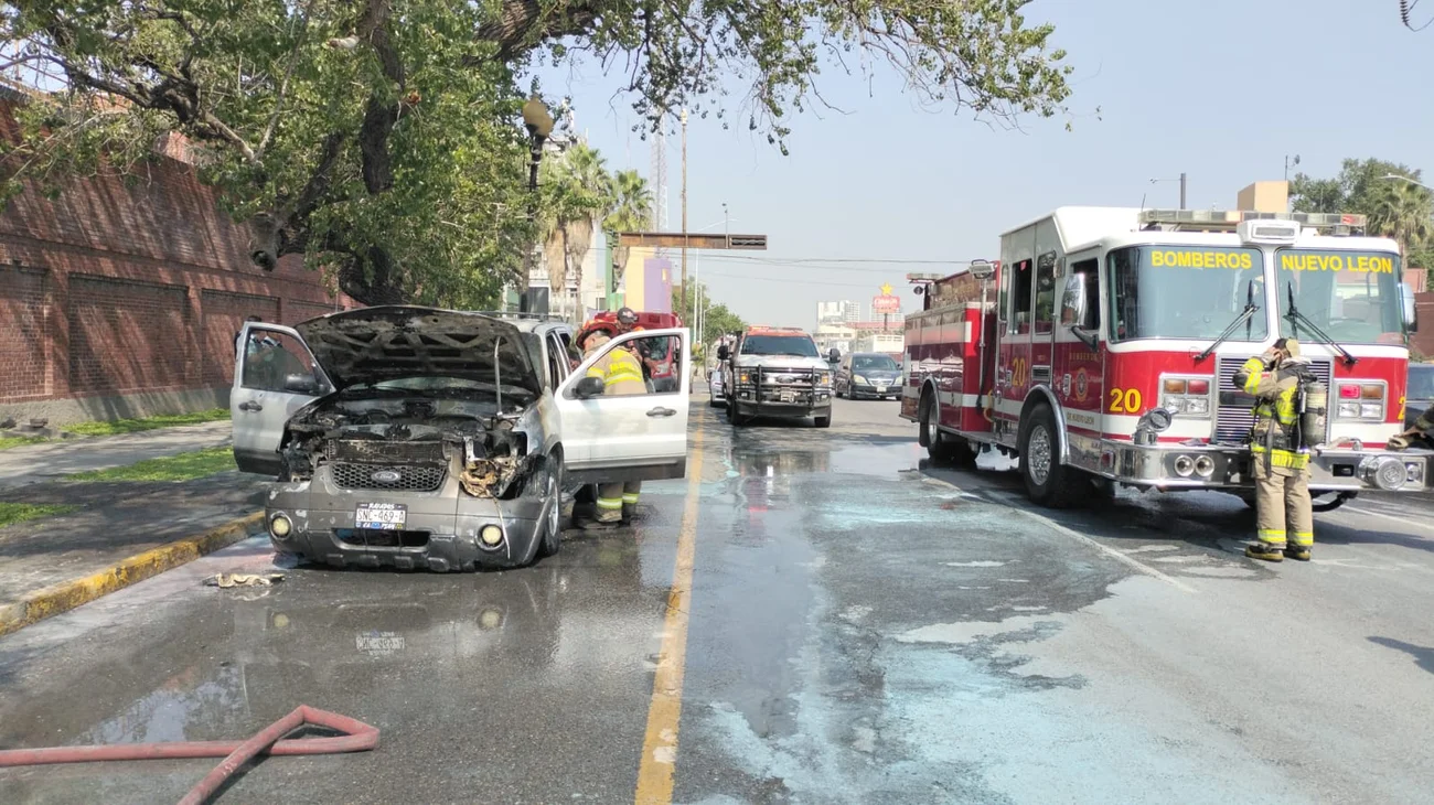 Se incendia vehículo en la colonia Industrial
