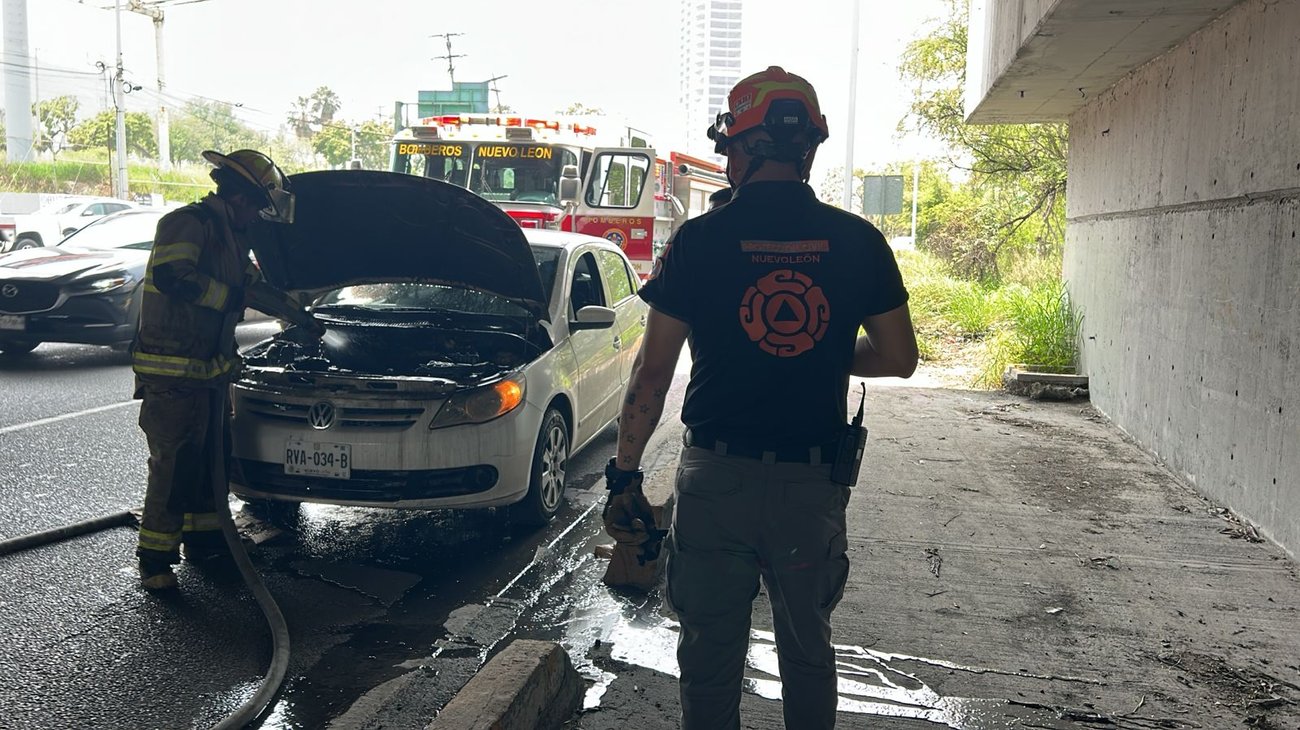 Se incendia vehículo en sobre Morones Prieto en Monterrey