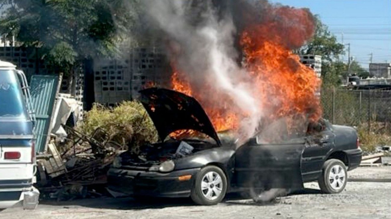 Incendio consume automóvil en colonia de Ramos Arizpe