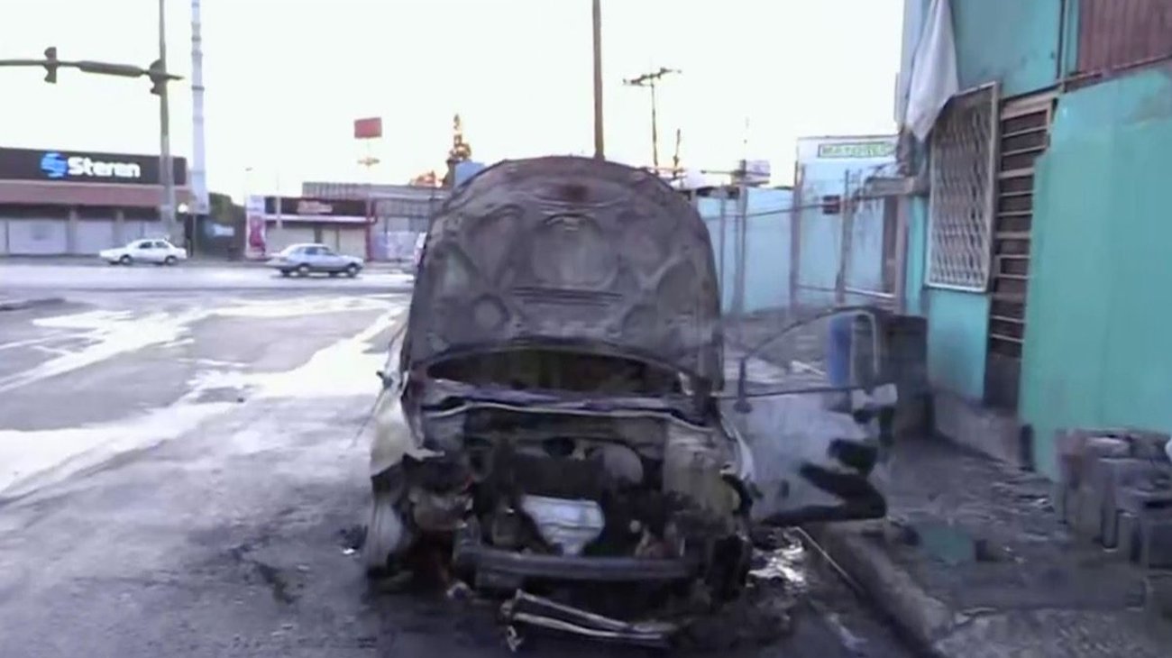 Fuego consume automóvil de estudiante en Col. San Jorge