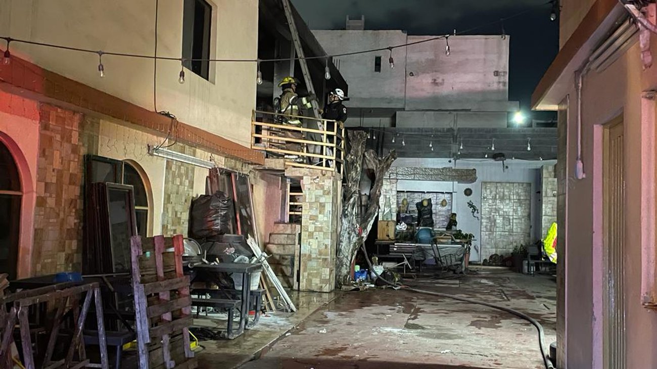 Incendio en altar de muertos consume segunda planta de casa